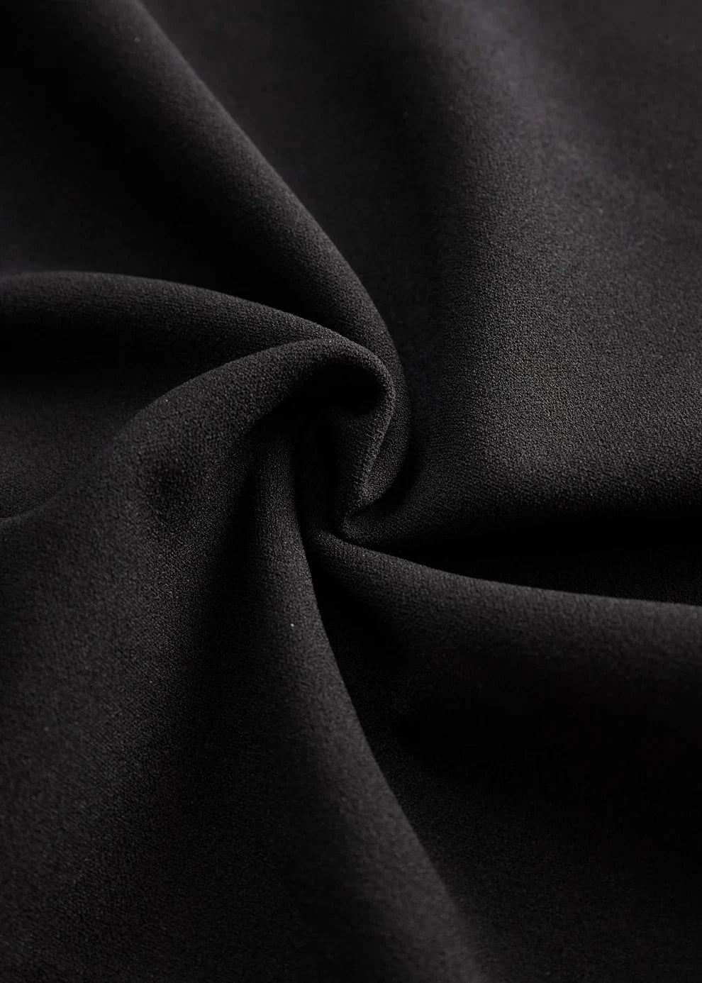 Naomi | Vestido negro refinado